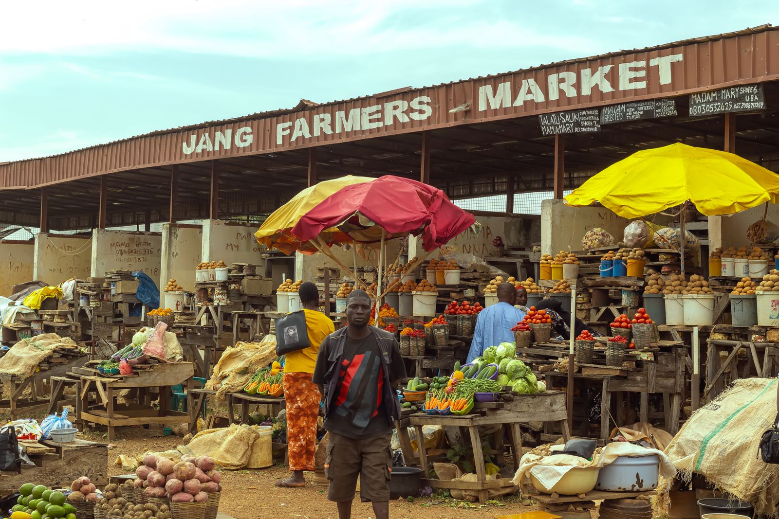 L'ambiance animée du marché fermier de Jang met en valeur une grande variété de produits frais.